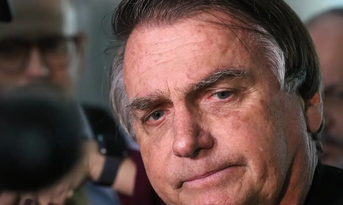 Bolsonaro apresenta crise de soluços e pressão alta após procedimento - Deixa eu te falar