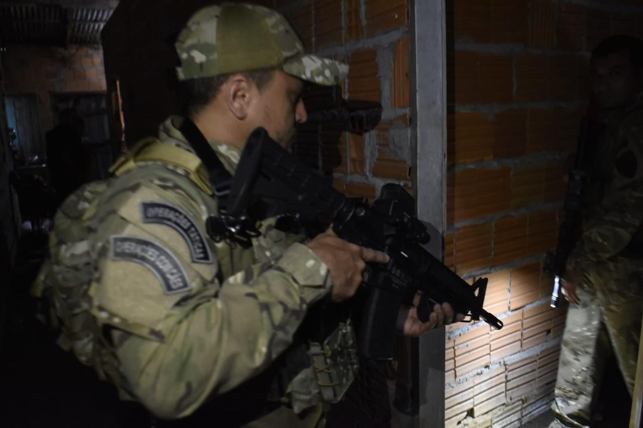 Polícia Civil do Amazonas inicia Operação Tupinambarana e cumpre mandados de prisão e de busca e apreensão, em Parintins - Deixa eu te falar