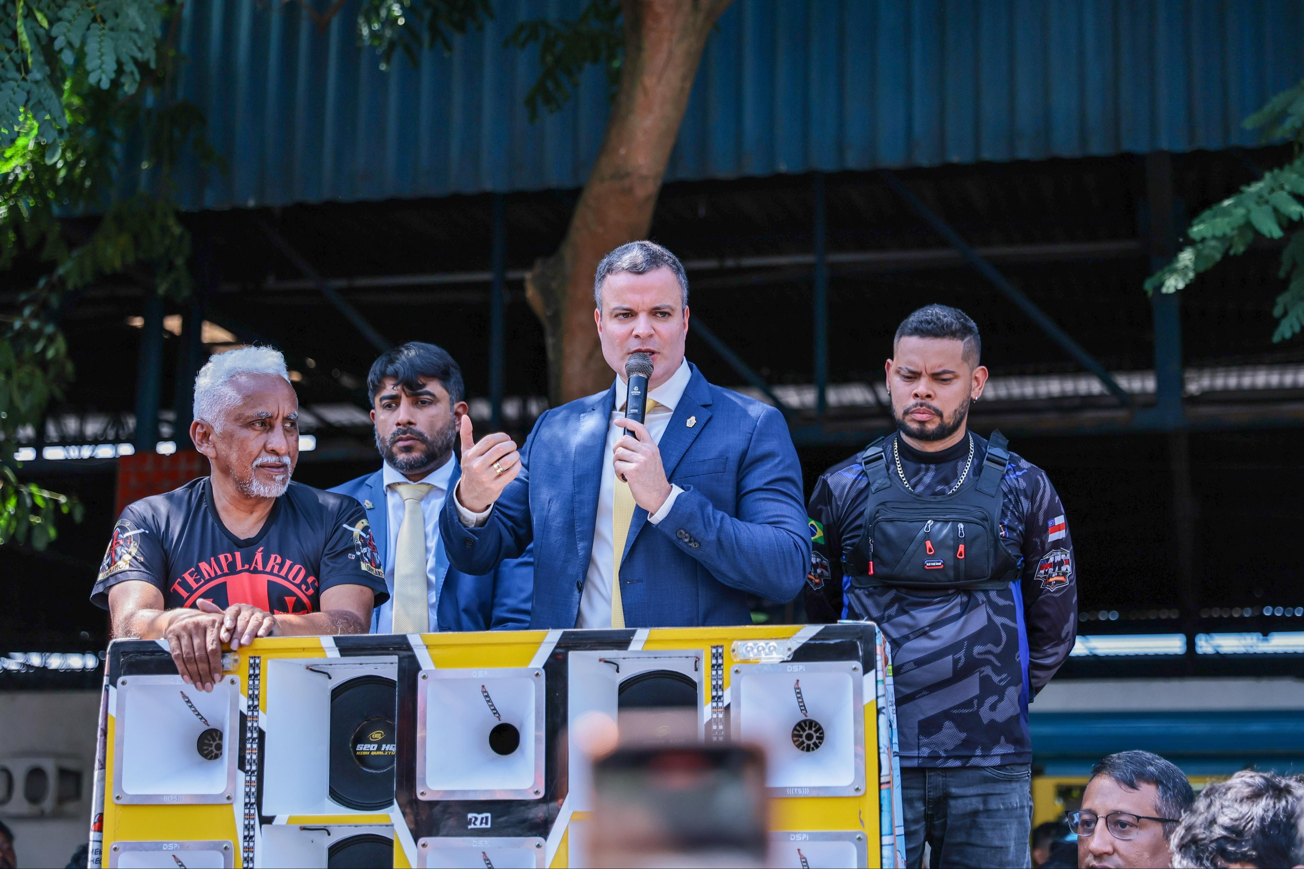 Rodrigo Sá lidera diálogo com motociclistas de aplicativo e PL polêmico é retirado de tramitação para ajustes - Deixa eu te falar