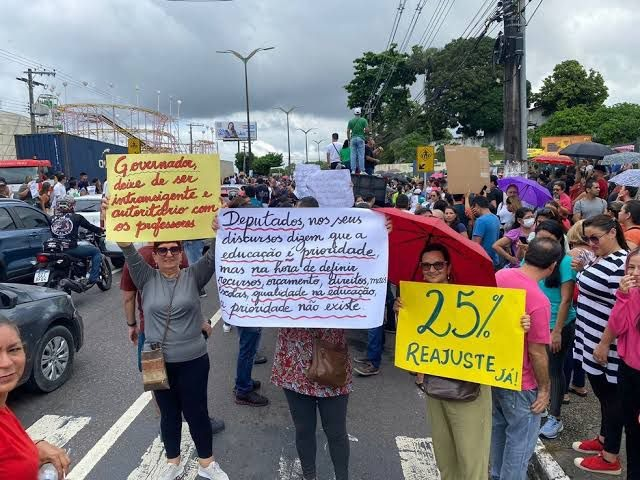 Governo vai descontar dias não trabalhados por professores durante greve