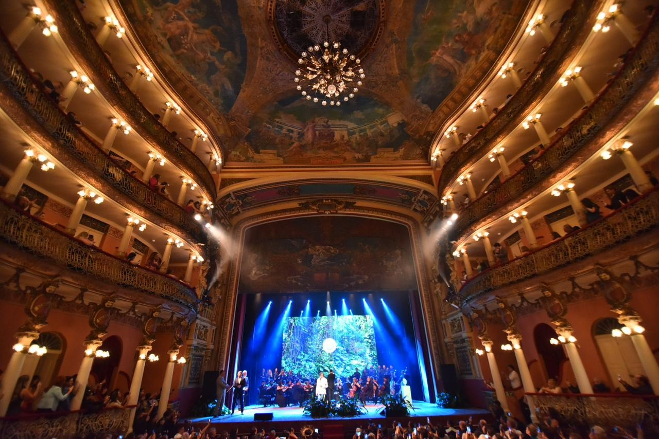 Amazônia recebe primeiro prêmio Nobel de sustentabilidade em solenidade no Teatro Amazonas