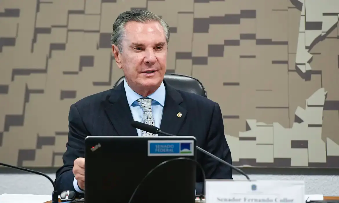 Ex-presidente Fernando Collor deixa presídio para cumprir pena em casa